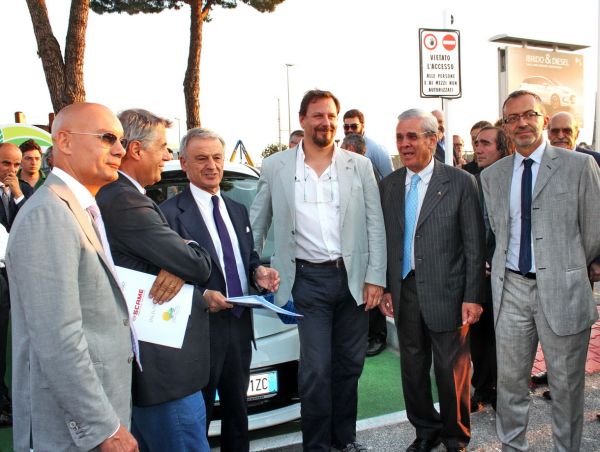 Da sinistra: Giovanni Di Giorgi, Sindaco di Latina, Luigi Frati, Rettore de la «Sapienza» di Roma, Corrado Clini, Ministro dell'Ambiente, Fabio Massimo Frattale Mascioli, Responsabile scientifico del POMOS, Nicola Prezioso, titolare della concessionaria e Massimo Borio, Direttore marketing Citroën Italia Pomos 2